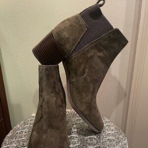 Nine West NWOB Green Suede Booties 9M
